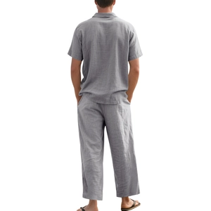 Achteraanzicht van heren linnen set in grijs met korte mouwen shirt en ademende broek