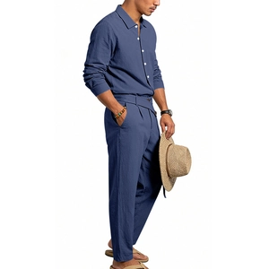 Détail de la texture du tissu en lin bleu foncé sur la chemise à manches longues et pantalon