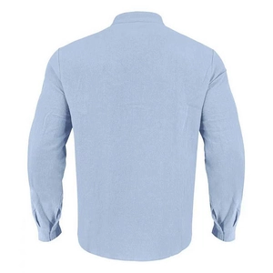 Vista posteriore di una camicia di lino azzurra con taglio sartoriale e dettaglio polsino