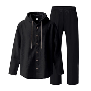 Détail d'un ensemble en lin noir avec sweat à capuche et pantalon à boutons en bois
