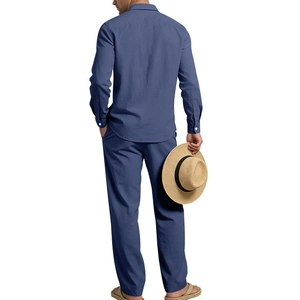 Vue arrière d'un ensemble chemise et pantalon en lin bleu marine montrant la texture