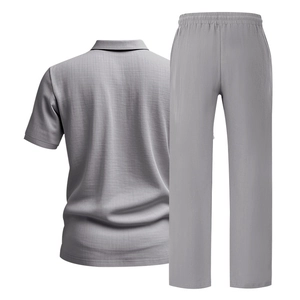 Detailweergave van de grijze linnen set met shirt met korte mouwen en broek voor heren