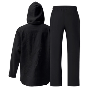 Détail macro du tissu gaufre noir respirant de l'ensemble chemise à capuche et pantalon