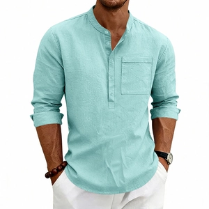 Dettaglio della trama del tessuto e del collo alla coreana della camicia Henley in lino