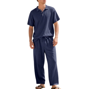 Detailopname van de marineblauwe linnen set met herenoverhemd en broek met trekkoord