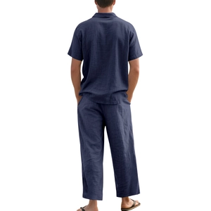 Achteraanzicht van de linnen set voor heren met shirt met korte mouwen en broek in donkerblauw