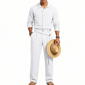 Détail de l'ensemble de loisirs en lin blanc pour hommes montrant la texture du tissu
