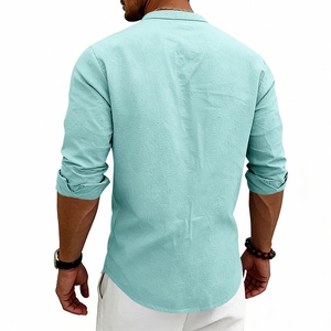 Vista posteriore di una camicia da uomo in lino azzurro con collo alla coreana e taglio slim