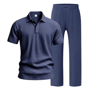 Gedetailleerd zicht op donkergrijs-blauwe heren linnen poloshirt en broek textuur