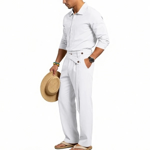 Détail de l'ensemble en lin blanc avec taille croisée unique et boutons marron