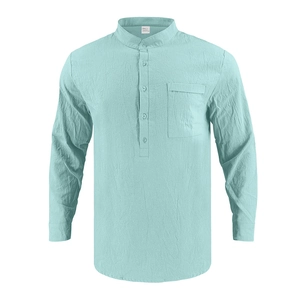 Dettaglio della camicia Henley in lino verde chiaro con collo alla coreana e tasca