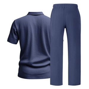Detail van de marineblauwe herenlinnenset met getextureerd overhemd en elastische broek