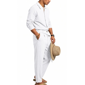 Détail d'un ensemble en lin blanc pour homme avec tissu respirant et style décontracté
