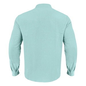 Vista dettagliata del retro e della trama in cotone e lino della camicia Henley da uomo