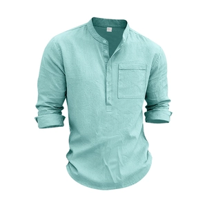 Dettaglio di camicia in lino verde menta con scollo Henley rifinito e taschino sul petto