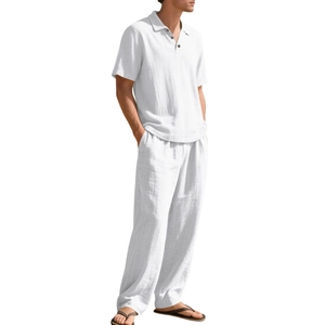 Detailopname van witte linnen set voor heren met poloshirt met korte mouwen en broek