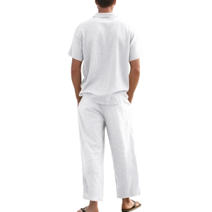 Achteraanzicht van witte linnen herenset met shirt met korte mouwen en lange broek