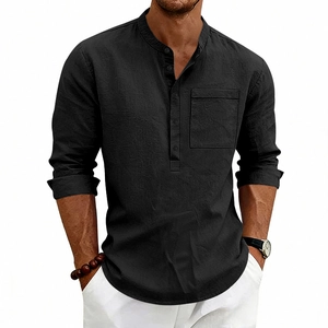 Dettaglio camicia Henley nera in lino con collo alla coreana e taschino frontale