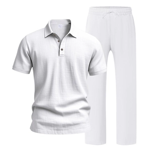 Detail van wit linnen strandset met poloshirt met korte mouwen en trekkoordbroek