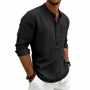 Dettaglio di camicia Henley nera in lino con colletto alla coreana e taschino sul petto
