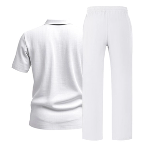 Achteraanzicht van witte herenset met korte mouwen linnen overhemd en broek