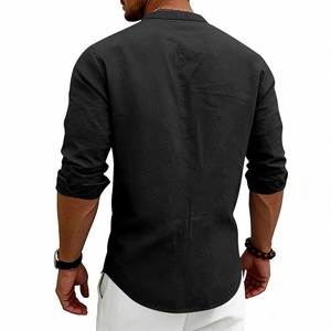Dettaglio del retro e vestibilità slim di una camicia nera in lino stile Henley