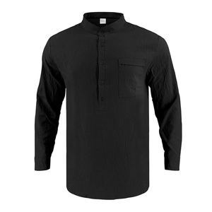 Dettaglio di camicia in lino nero con collo alla coreana, abbottonatura e taschino sul petto