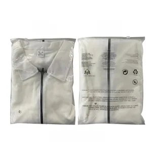 Détail de la veste gaufrée blanche à fermeture éclair avec étiquette de taille XL