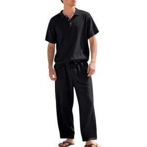 Detail van zwart linnen poloshirt met korte mouwen en bijpassende broek met trekkoord