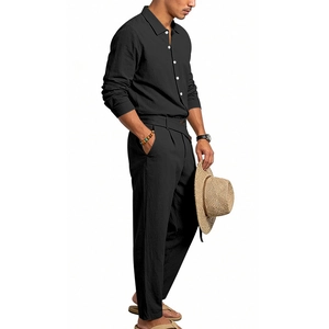 Détail d'un ensemble en lin noir pour homme avec chemise boutonnée et pantalon à cordon