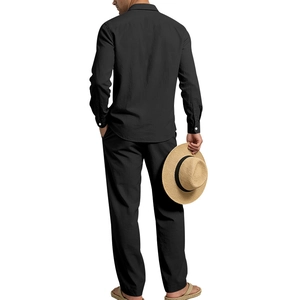 Vue arrière d'un ensemble en lin noir pour homme montrant la coupe et la texture du tissu