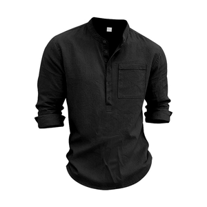 Dettaglio di camicia Henley da uomo nera in lino con collo alla coreana e taschino