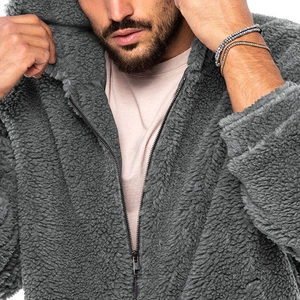 Dettaglio ravvicinato del tessuto in pile sherpa grigio con chiusura a zip di qualità