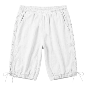 Vue détaillée du short en lin blanc avec lacets latéraux et taille à cordon
