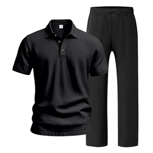 Detail van zwart linnen poloshirt met korte mouwen en bijpassende broek met trekkoord