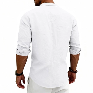 Vista posteriore della camicia Henley in lino bianco con colletto alla coreana e maniche