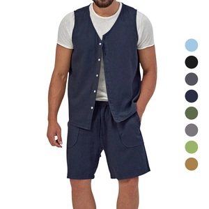Dettaglio del set gilet e pantaloncini uomo in cotone e lino blu navy con campioni colore