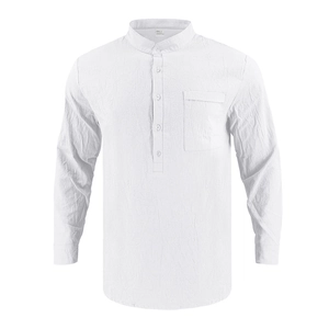Dettaglio di camicia a maniche lunghe in cotone lino bianco con colletto alla coreana e tasca