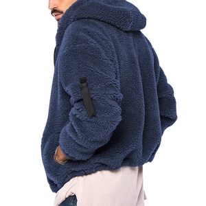 Dettaglio del tessuto in pile sherpa blu navy e coulisse intrecciate nere sulla felpa da uomo