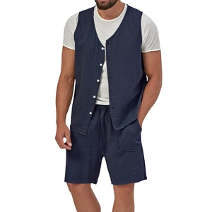 Dettaglio del set gilet blu navy e pantaloncini con coulisse in tessuto lino traspirante