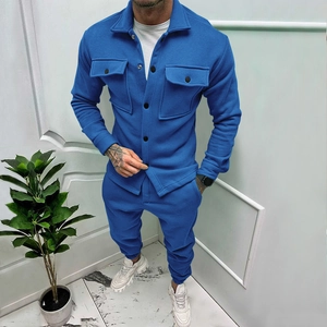 Dettaglio del completo da uomo casual business blu marino con giacca con colletto polo