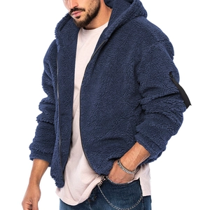 Dettaglio giacca con cappuccio in pile blu navy con tasca sulla manica e nastro utility