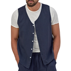 Dettaglio del gilet monopetto blu scuro in lino di cotone traspirante con scollo a V