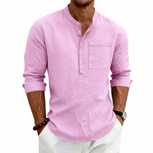 Dettaglio camicia Henley in lino rosa a maniche lunghe con collo alla coreana e tasca