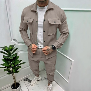 Dettaglio di un completo casual kaki composto da giacca a maniche lunghe e pantaloni sportivi