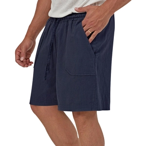 Dettaglio dei pantaloncini blu navy in cotone e lino con coulisse e tasche laterali
