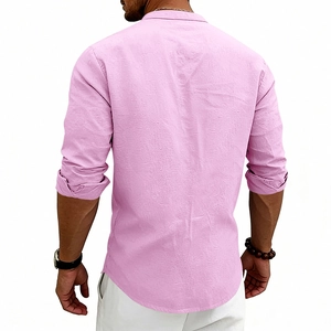 Dettaglio del retro di una camicia di lino rosa che mostra la trama del tessuto e il taglio