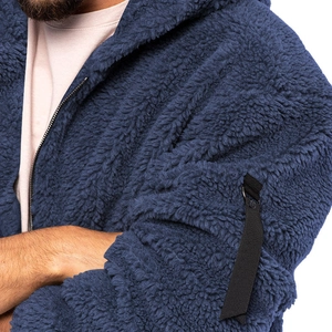Nahaufnahme von dunkelblauem Fleece-Hoodie mit Metallreißverschluss und Ärmeldetail