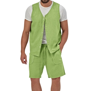 Set estivo da uomo in due pezzi con gilet verde chiaro abbottonato e pantaloncini con coulisse