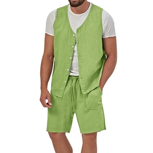 Dettaglio del set estivo da uomo in lino verde erba con bottoni bianchi e pantaloncini con coulisse